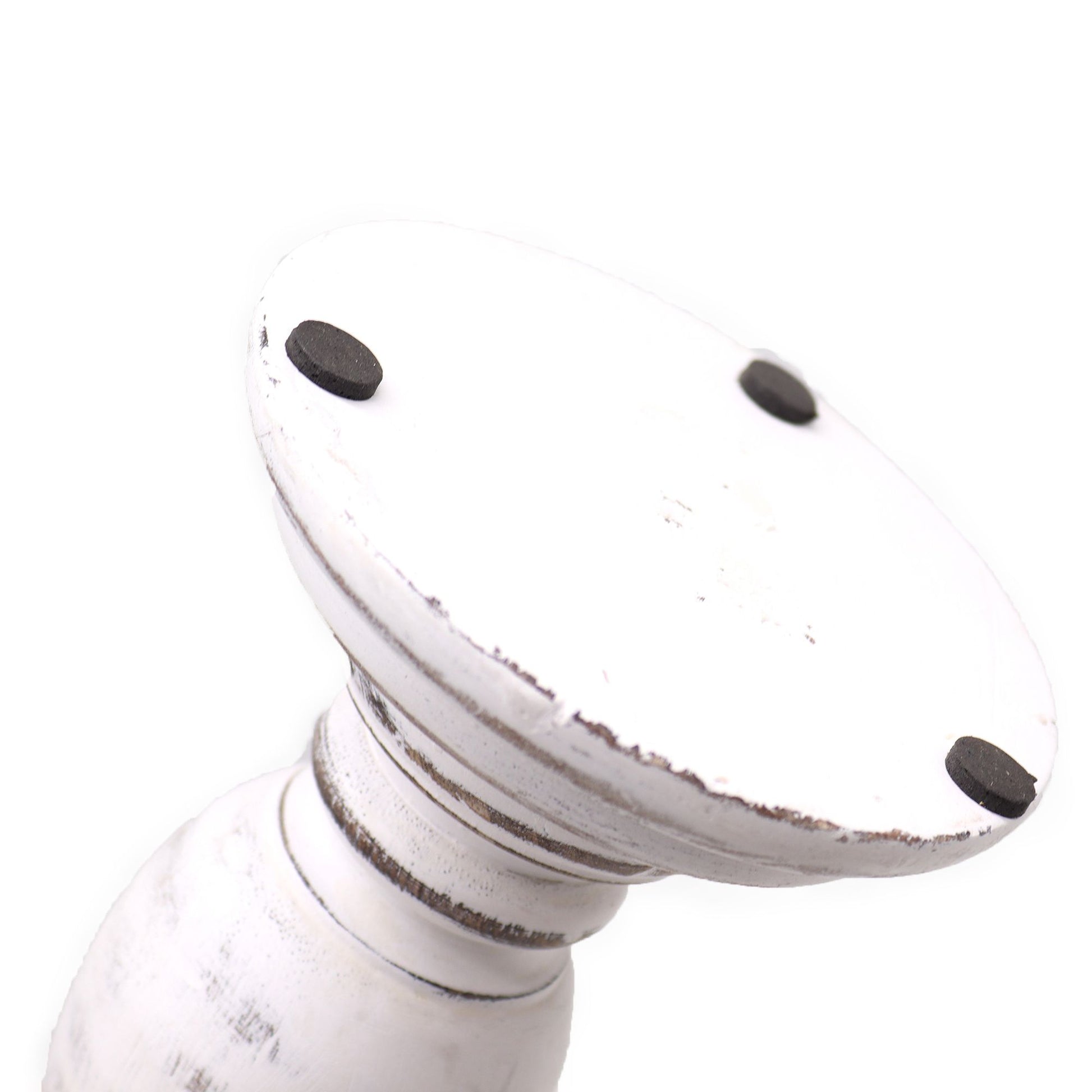 Holz-Kerzenständer in White-Wash-Optik mit drei schwarzen Füßen.