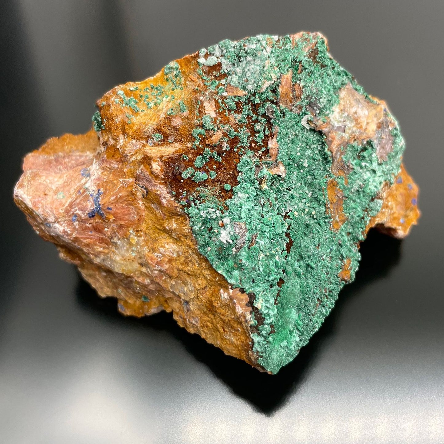 Ein roher Azurit-Malachit-Stein mit grünen und braunen Mineralien.