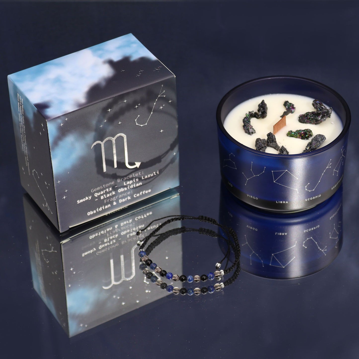 Sternzeichen-Kristallkerze Skorpion mit Edelsteinarmband aus Rauchquarz, Lapislazuli und schwarzem Obsidian.