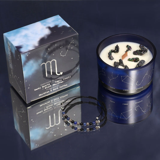 Sternzeichen-Kristallkerze Skorpion mit Edelsteinarmband aus Rauchquarz, Lapislazuli und schwarzem Obsidian.