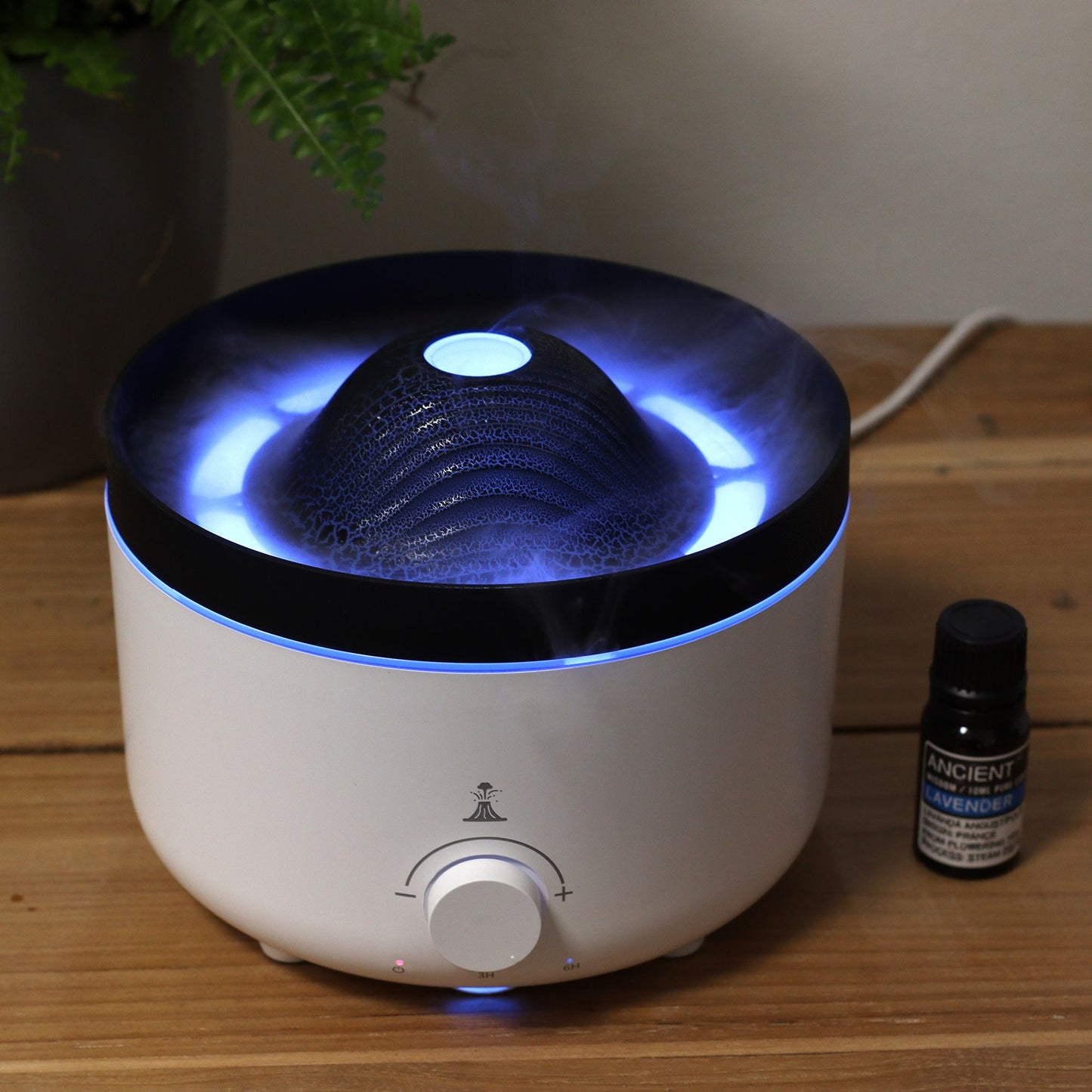 Großer weißer Aroma-Diffuser mit Vulkaneffekt und blauer Beleuchtung.