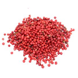 Roter Pfeffer in einem Haufen auf weißem Hintergrund