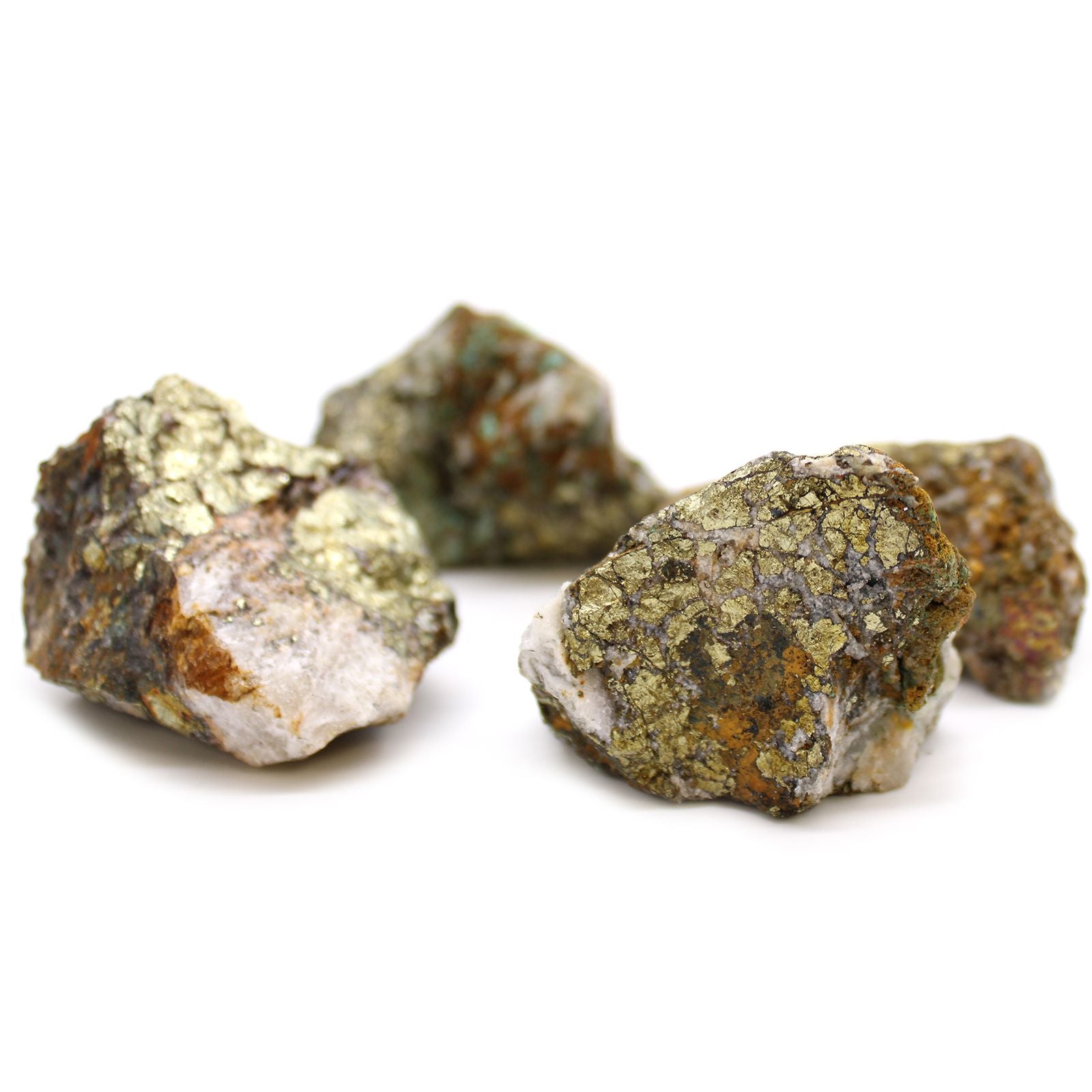 Vier rohe Chalkopyrit-Mineralien mit goldmetallic-Glanz auf weißem Hintergrund.