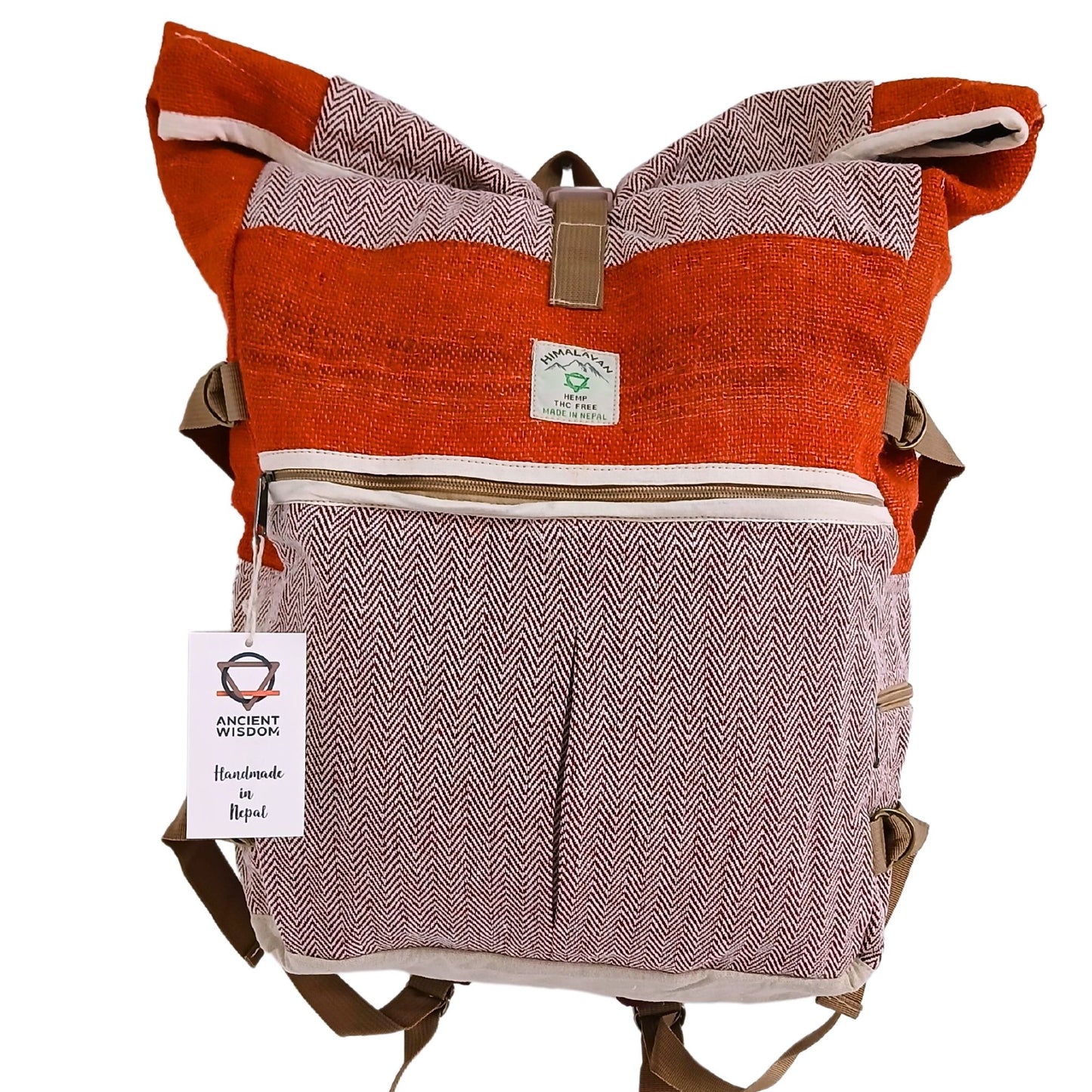 Hanf-Rollrucksack in Sunset Orange mit Zickzackmuster und Anhänger.