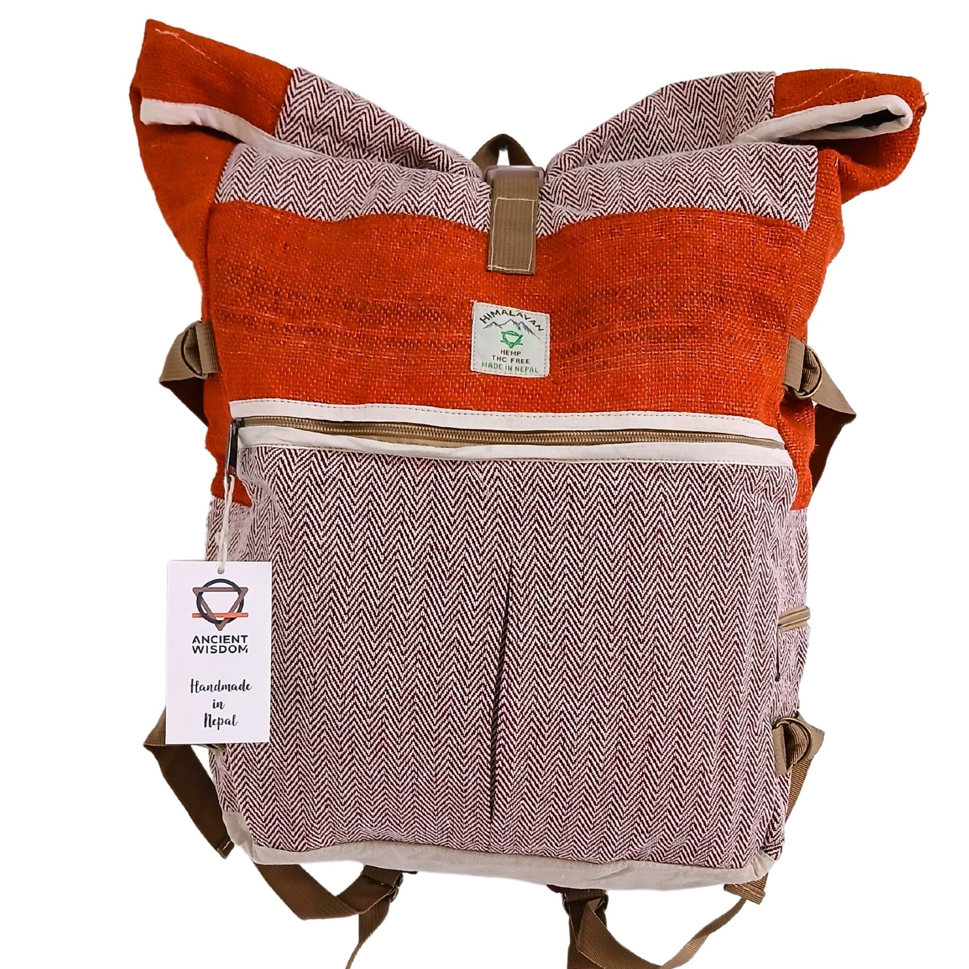 Hanf-Rollrucksack in Sunset Orange mit Zickzackmuster und Anhänger.