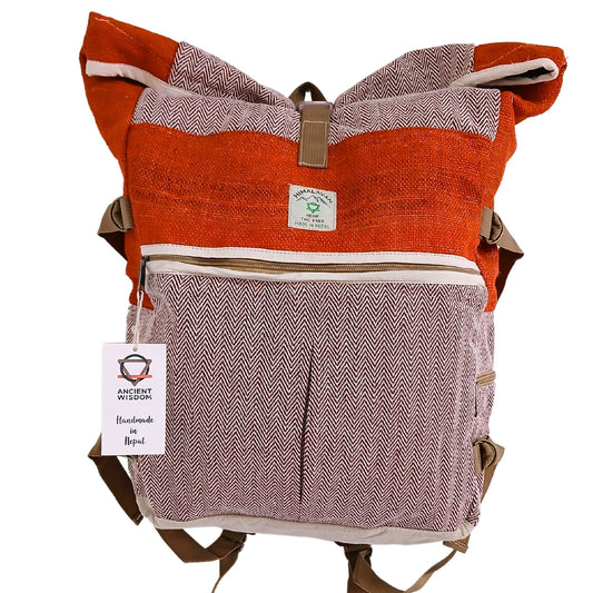 Hanf-Rollrucksack in Sunset Orange mit Zickzackmuster und Anhänger.