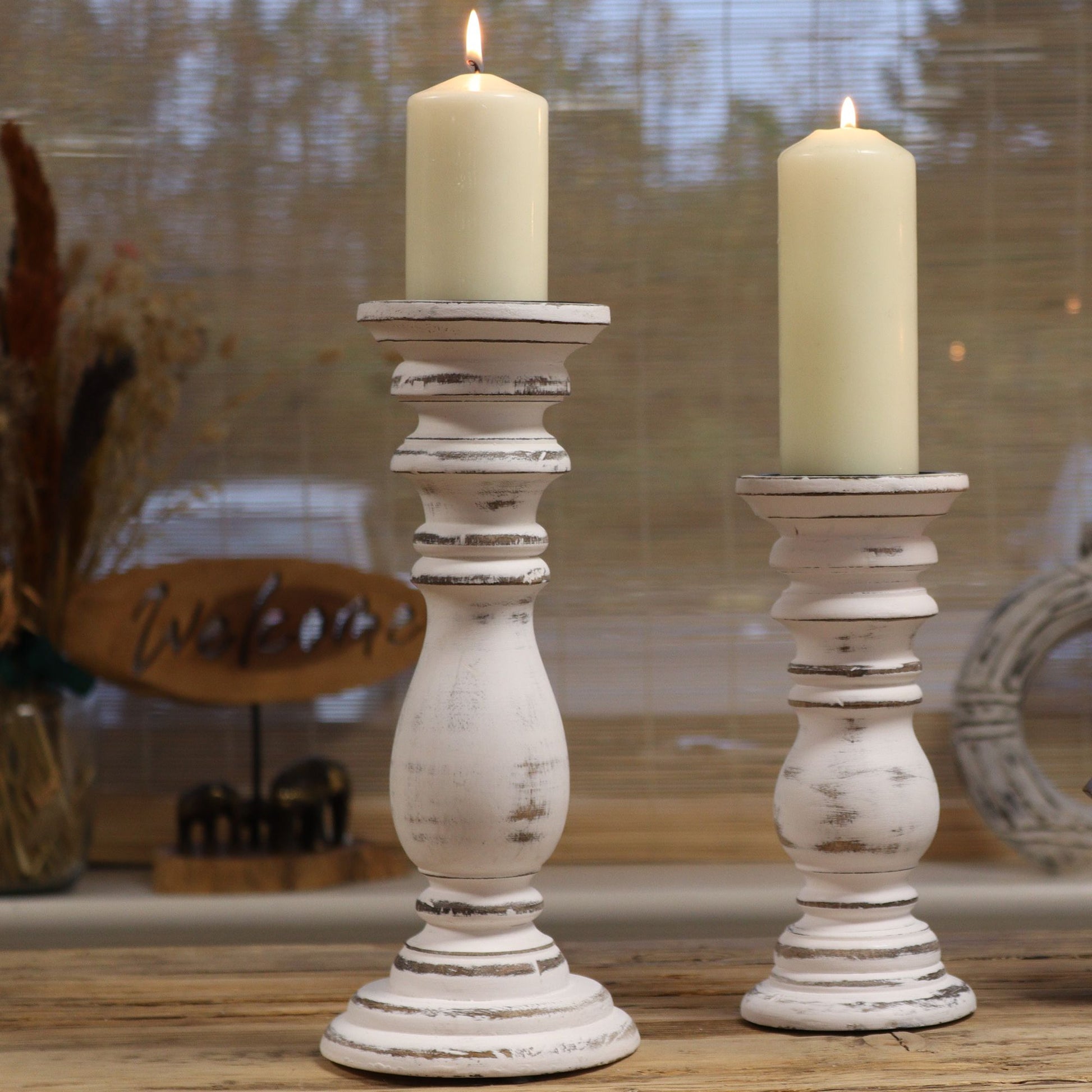 Großer Holz-Kerzenständer in White-Wash-Optik mit zwei Kerzen.
