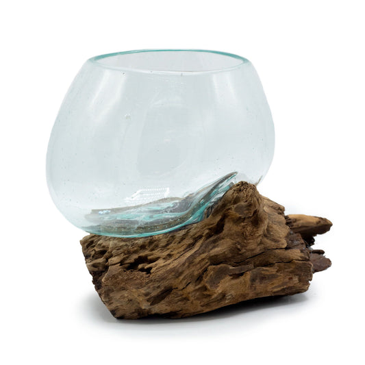 Mittelgroße mundgeblasene Glasschale auf Wurzelholz.