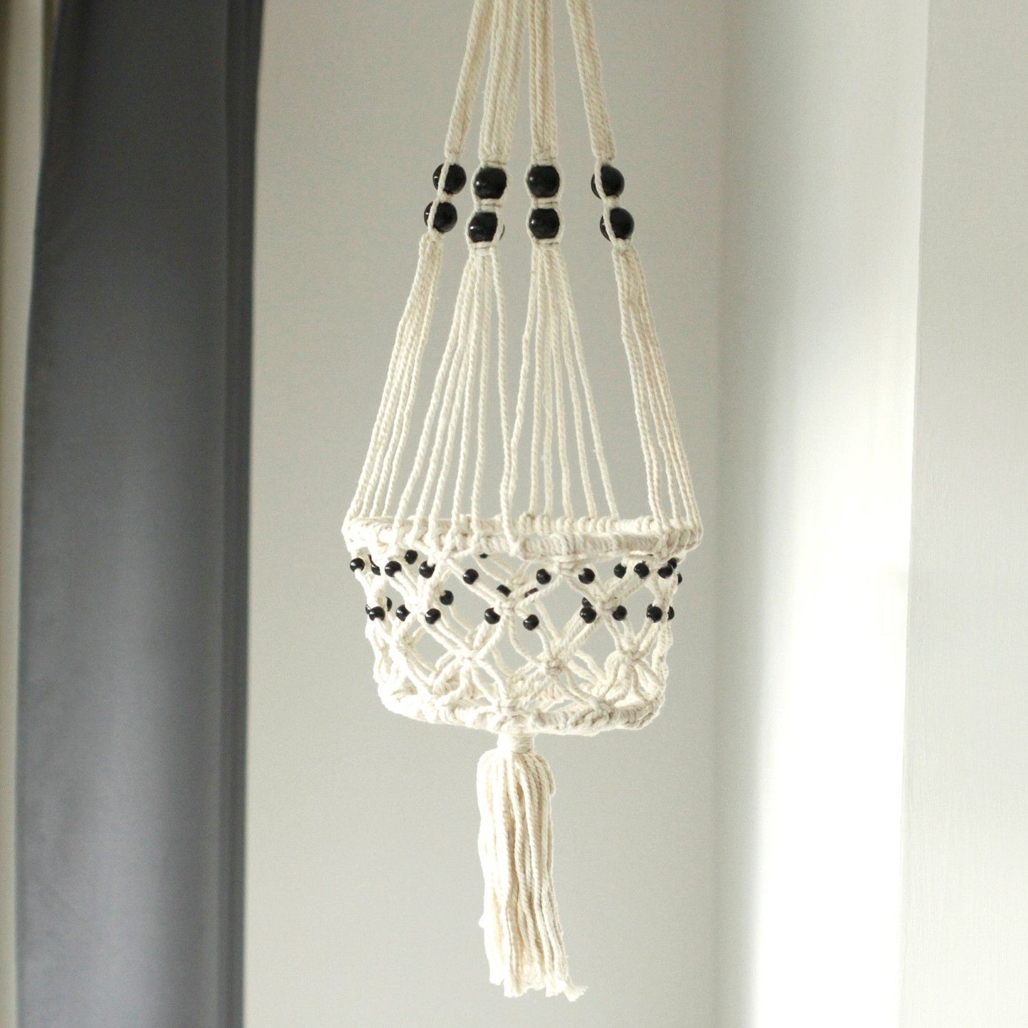 Makramee Blumentopfhalter mit schwarzen Perlen und Quaste