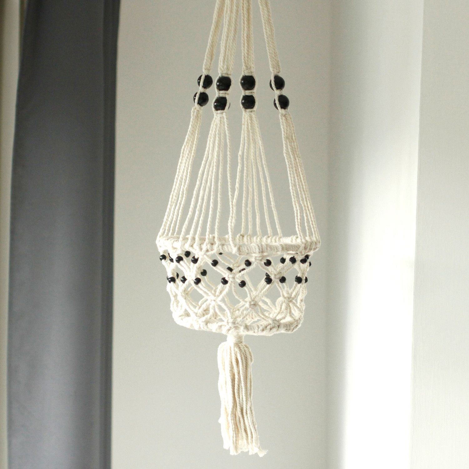 Makramee Blumentopfhalter mit schwarzen Perlen und Quaste