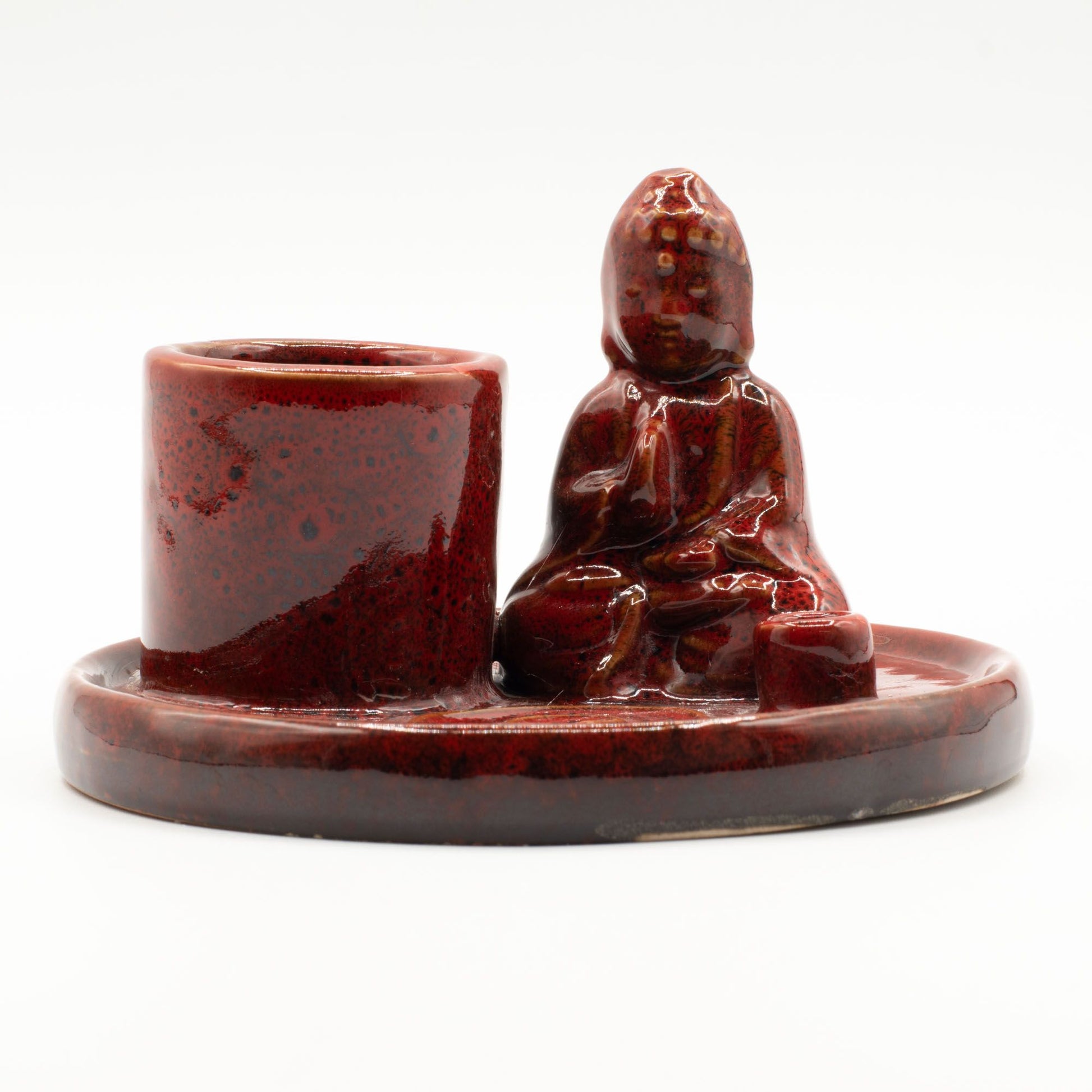 Räucherhalter aus rotbrauner Keramik mit Buddha-Figur und Halterungen.