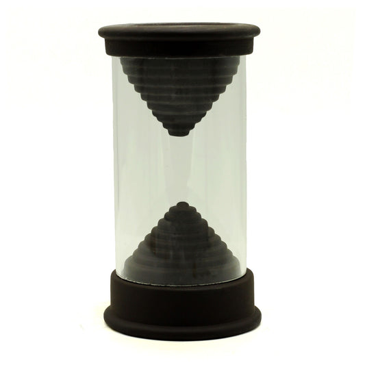 Räucherhalter mit zwei konischen Ebenen aus dunklem Material in einem Glaszylinder.