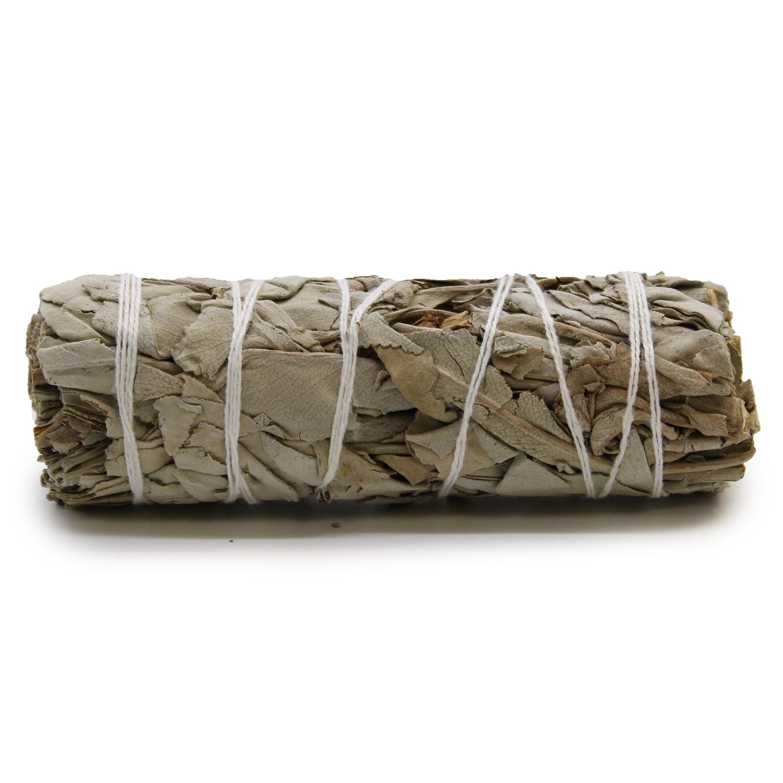 Ein Smudge Stick aus weißem Salbei, ca. 10 cm lang, gebunden mit weißem Garn.