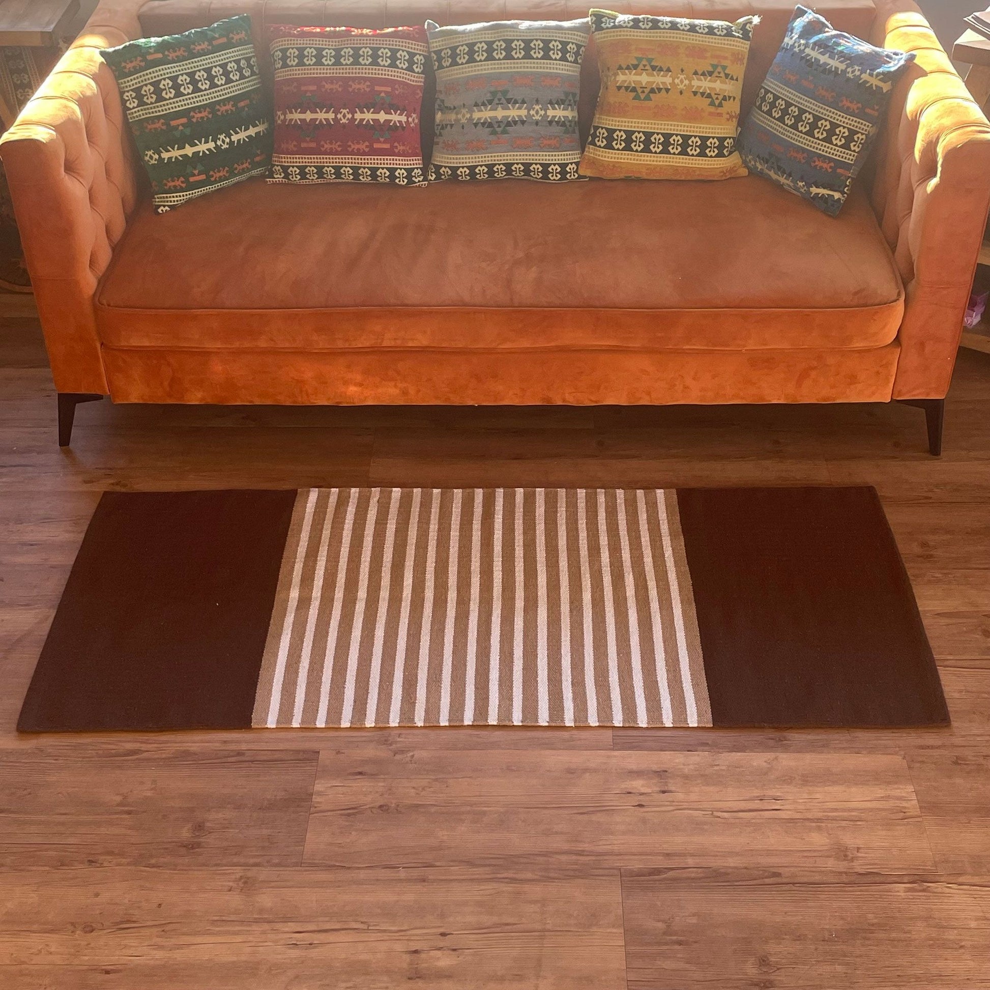 Indischer Baumwollteppich in Dunkelbraun und Beige mit Streifenmuster.