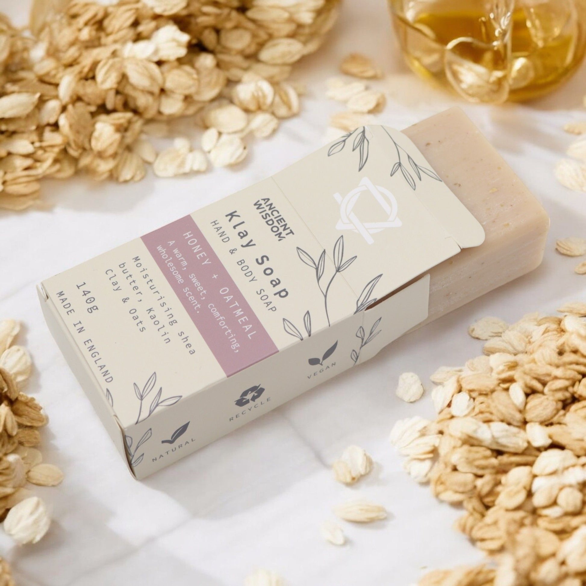 Natürliche Tonerde-Seife mit Kaolin und Hafer, Honigduft.