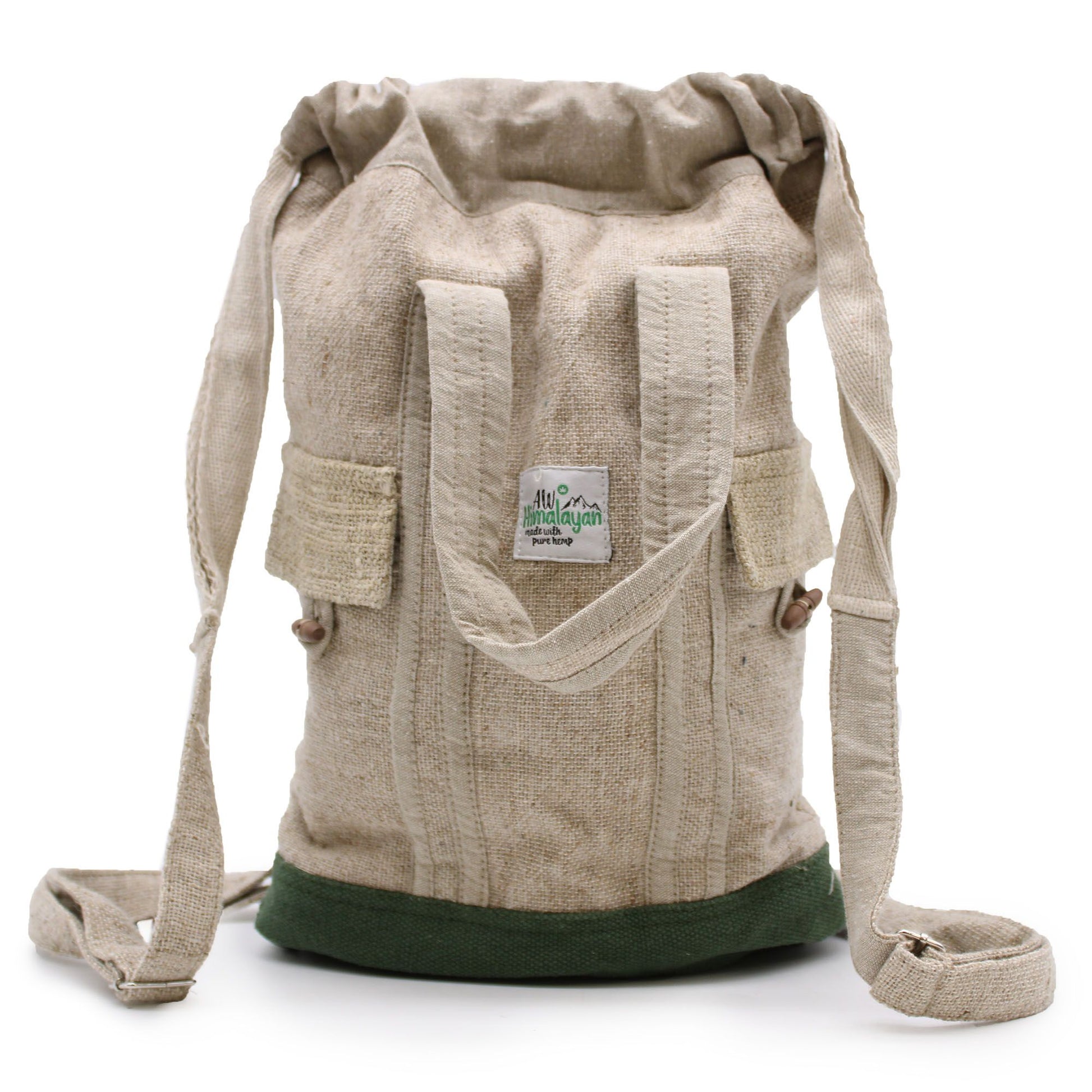 Praktischer Rucksack aus Hanf und Baumwolle mit mehreren Taschen und einem grünen Boden.