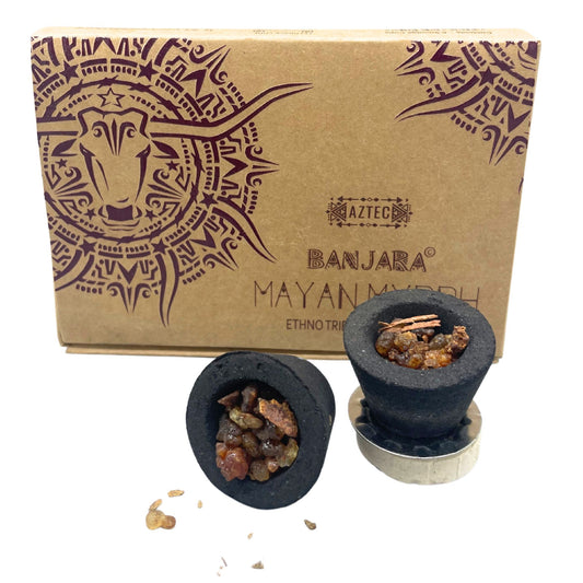 Räucherharz-Cups mit Myrrhe in einem Karton mit aztekischem Design.