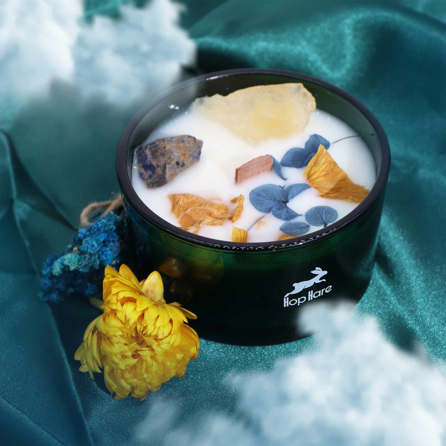 Kristallkerze aus Sojawachs mit Zitrone, Citrin und Sodalith in einem grünen Glas.