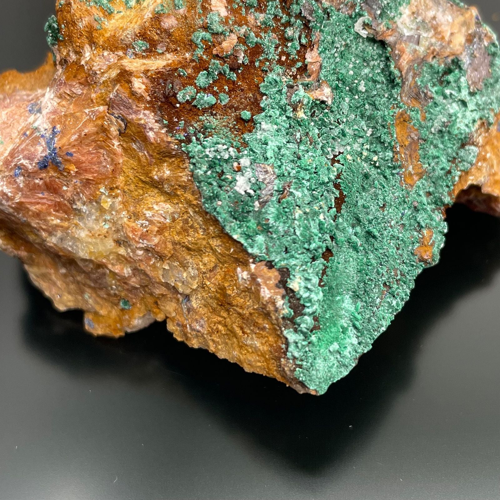 Azurit-Malachit Rohsteine mit blau-grünen Clustern.