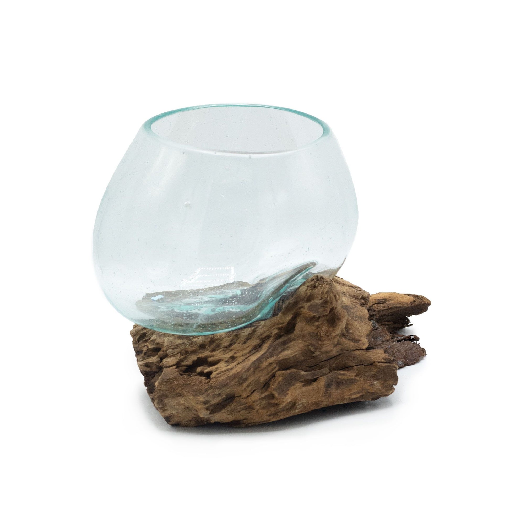 Mittelgroße mundgeblasene Glasschale auf Wurzelholz.