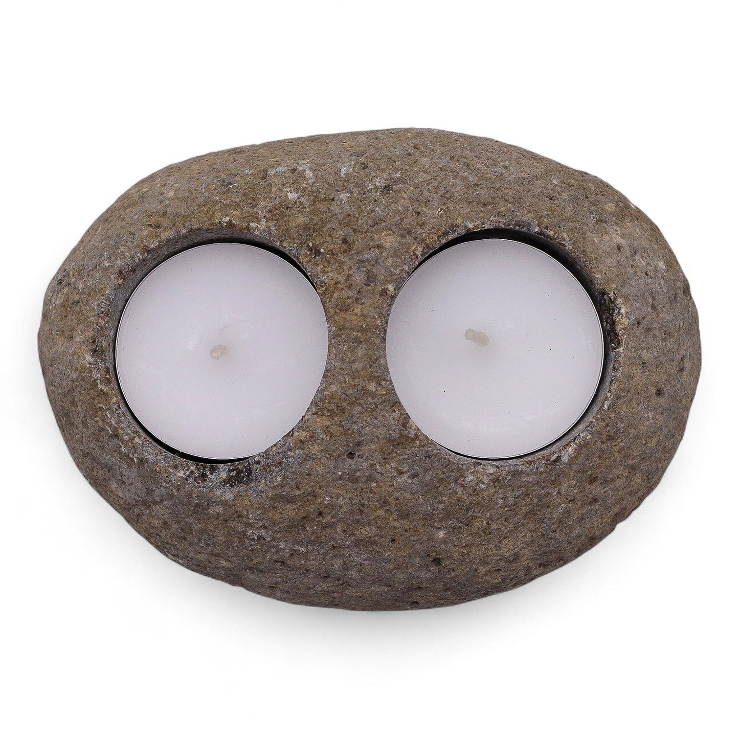 Natürlicher Kieselstein Teelichthalter mit zwei Vertiefungen für Teelichter.