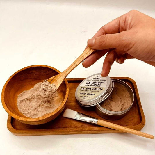 Teakholz-Set mit Holzschale, Löffel, Pinsel und Tonmaske.
