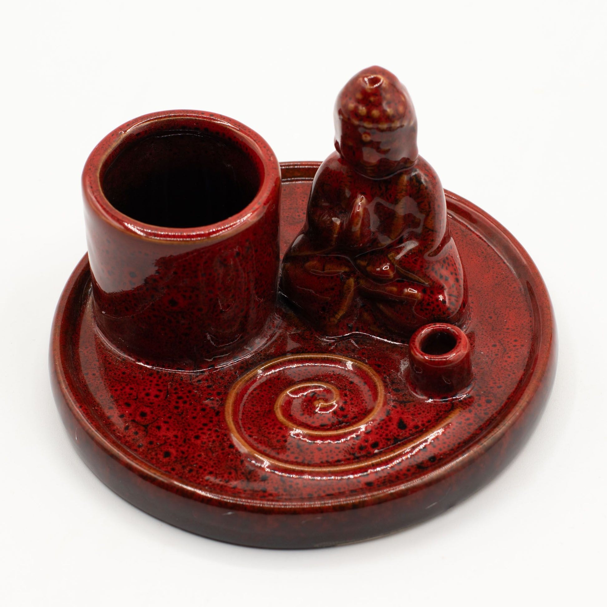 Roter Keramik Buddha Räucherhalter mit Halterungen für verschiedene Räucherformen.