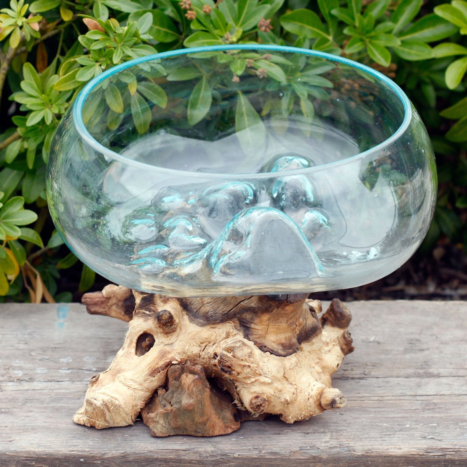 Große, offene, mundgeblasene Schale aus recyceltem Glas auf Wurzelholz.