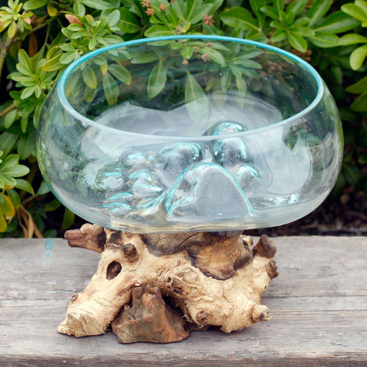 Große, offene, mundgeblasene Schale aus recyceltem Glas auf Wurzelholz.