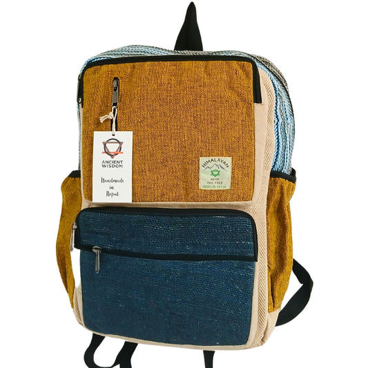 Großer Hanfrucksack in Teal & Tumeric mit zwei Fronttaschen und einem Anhänger.