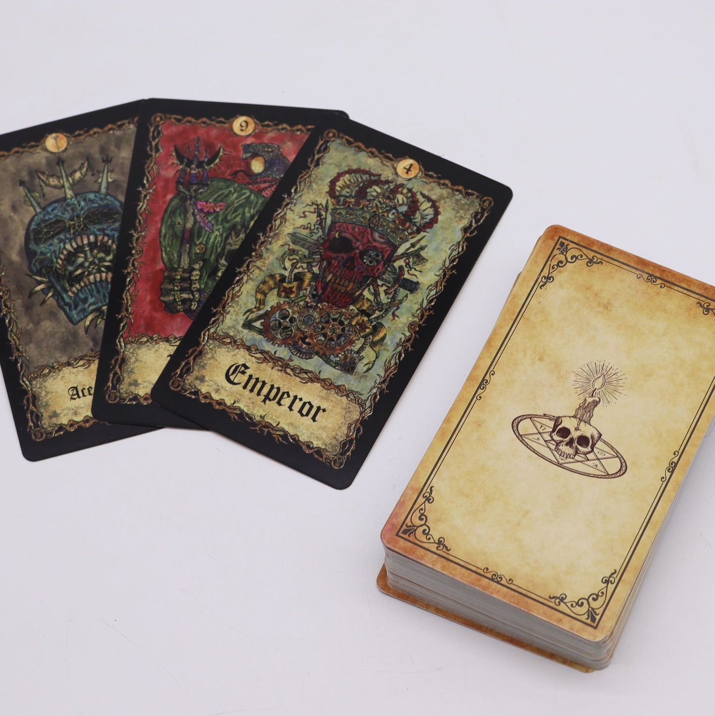 Tarotkarten mit mystischen Motiven und einem Begleitbuch.