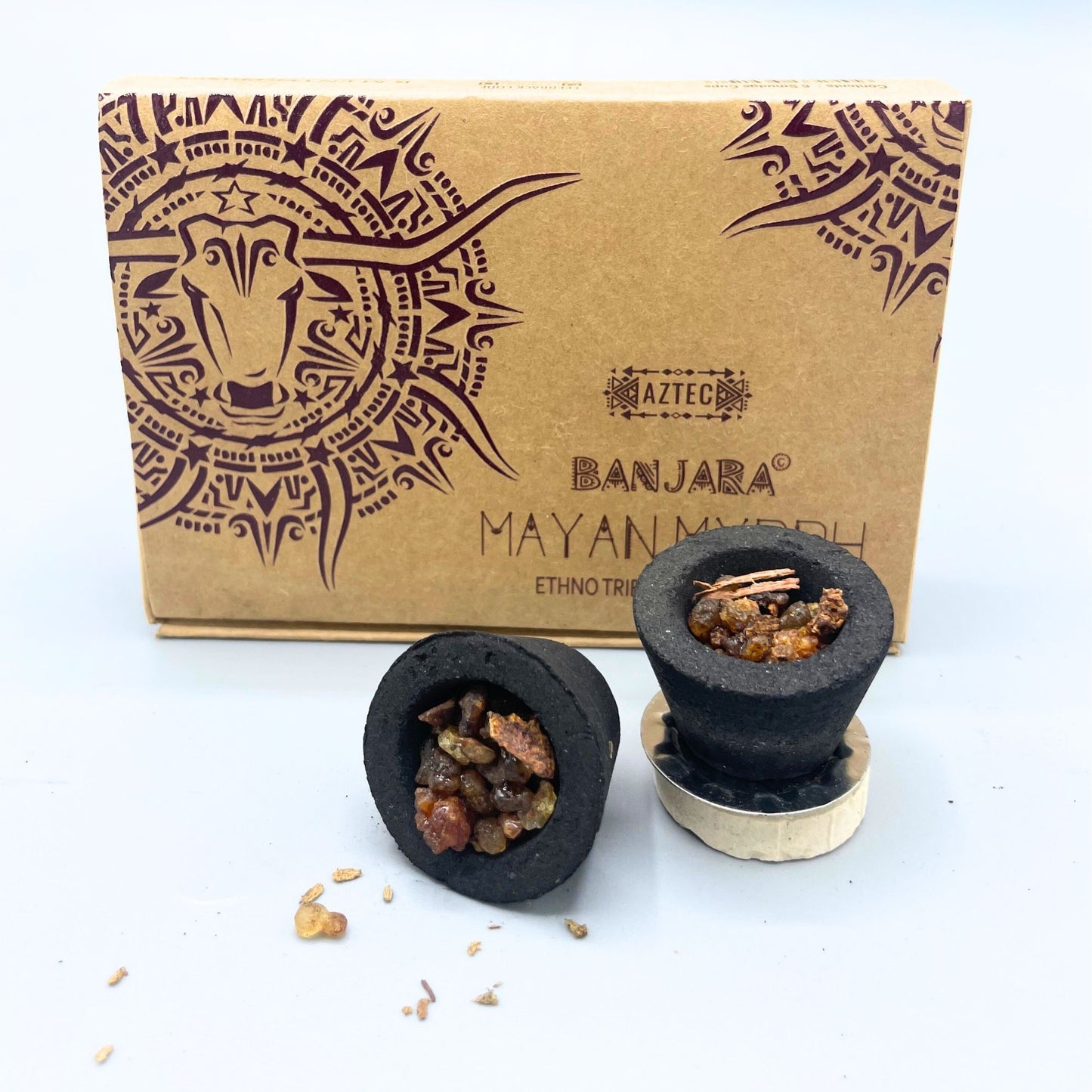 Räucherharz-Cups mit Myrrhe in einem Karton mit aztekischem Design.