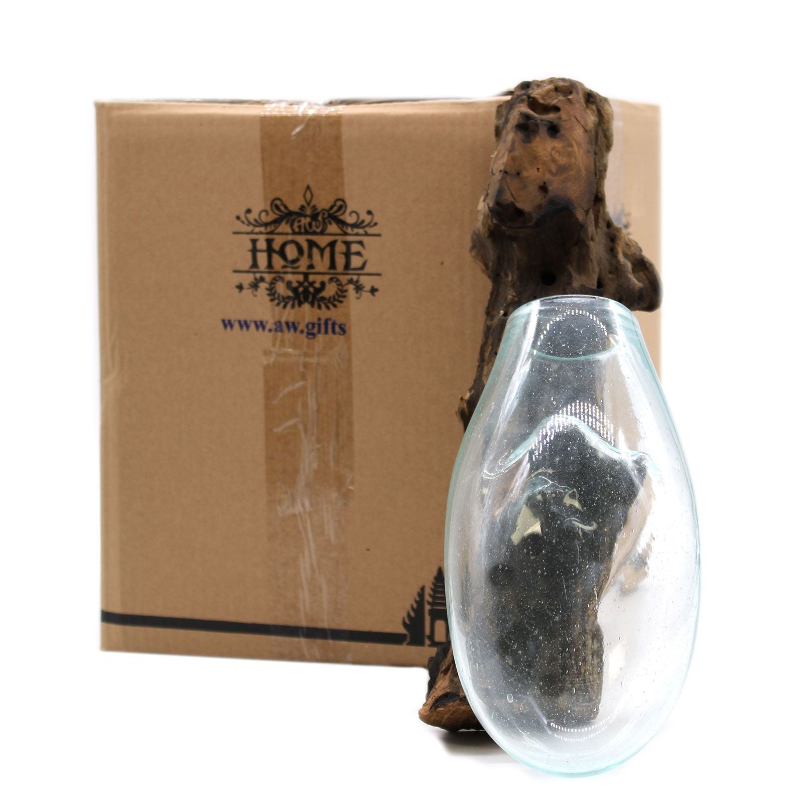 Hängende mundgeblasene Schale aus recyceltem Glas auf Wurzelholz.
