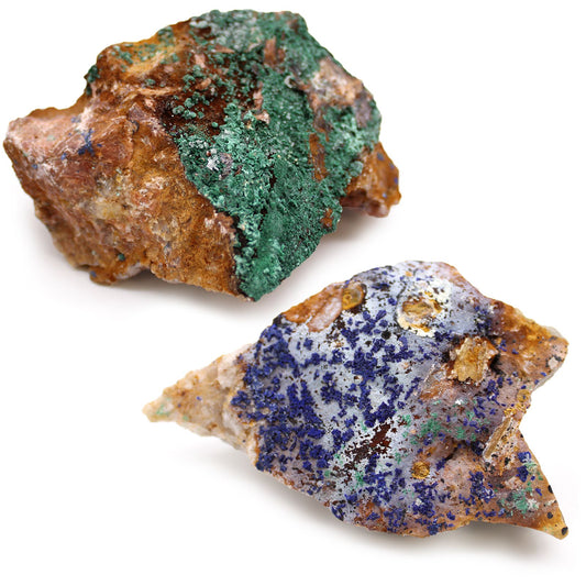 Zwei rohe Azurit-Malachit-Gesteinsstücke mit blauen und grünen Kristallen.