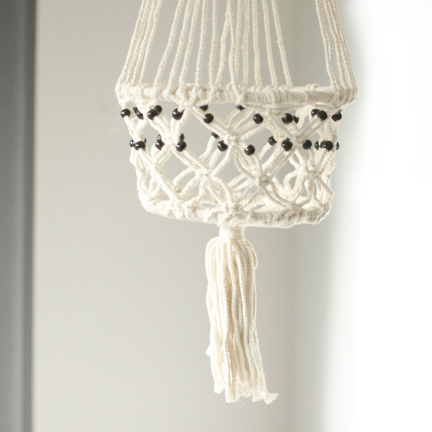 Makramee Blumentopfhalter mit Holzperlen