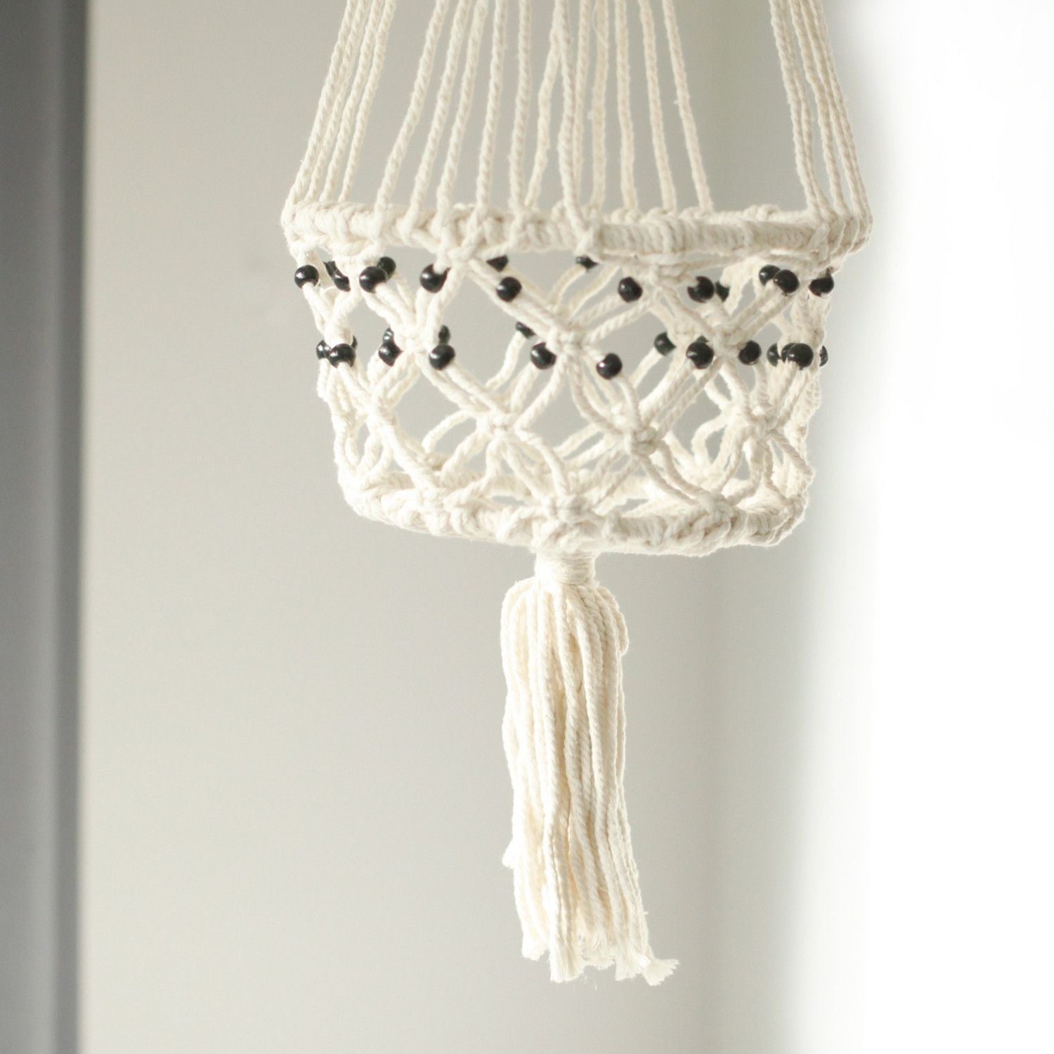 Makramee Blumentopfhalter mit Holzperlen
