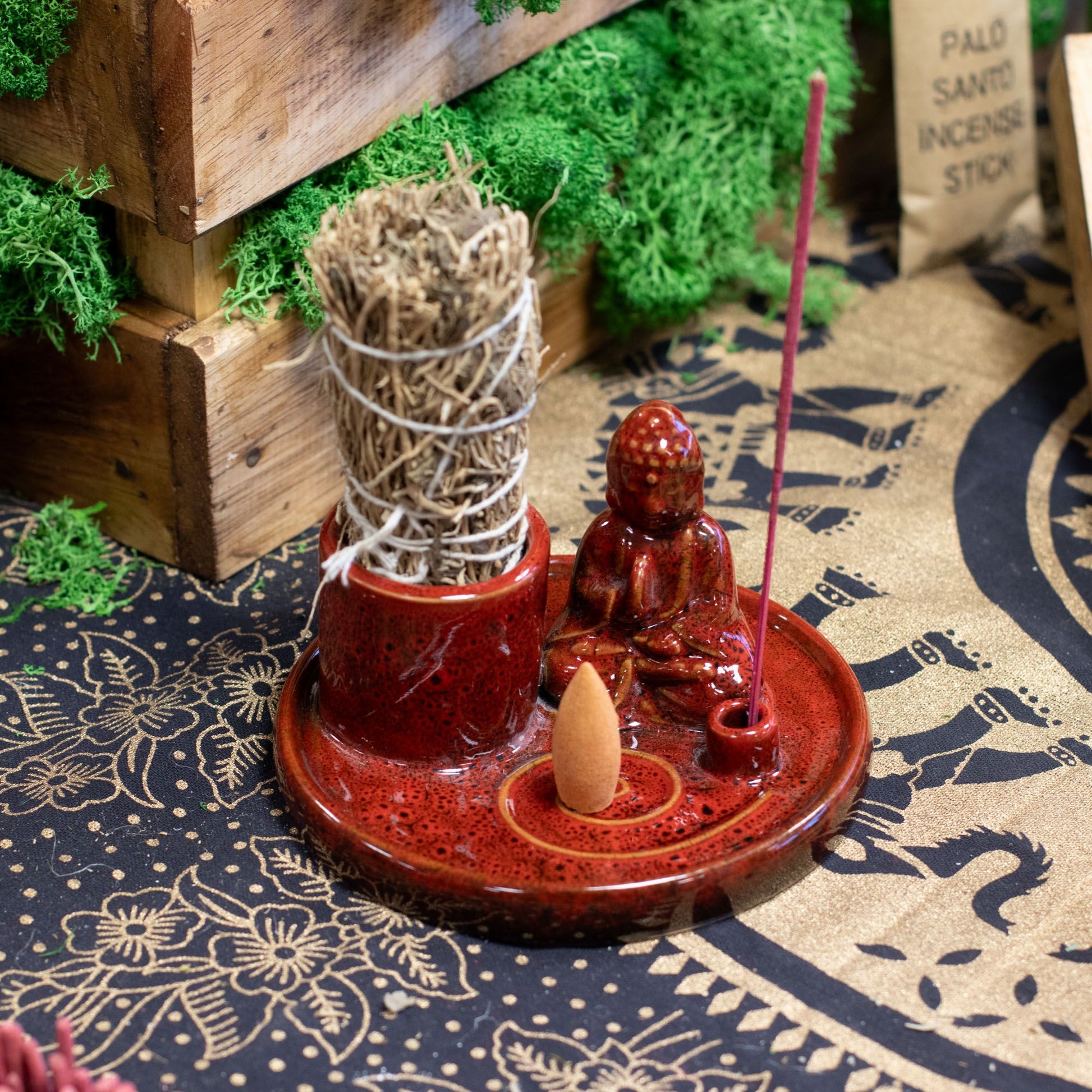 Buddha Räucherhalter aus Keramik für verschiedene Räucherformen.