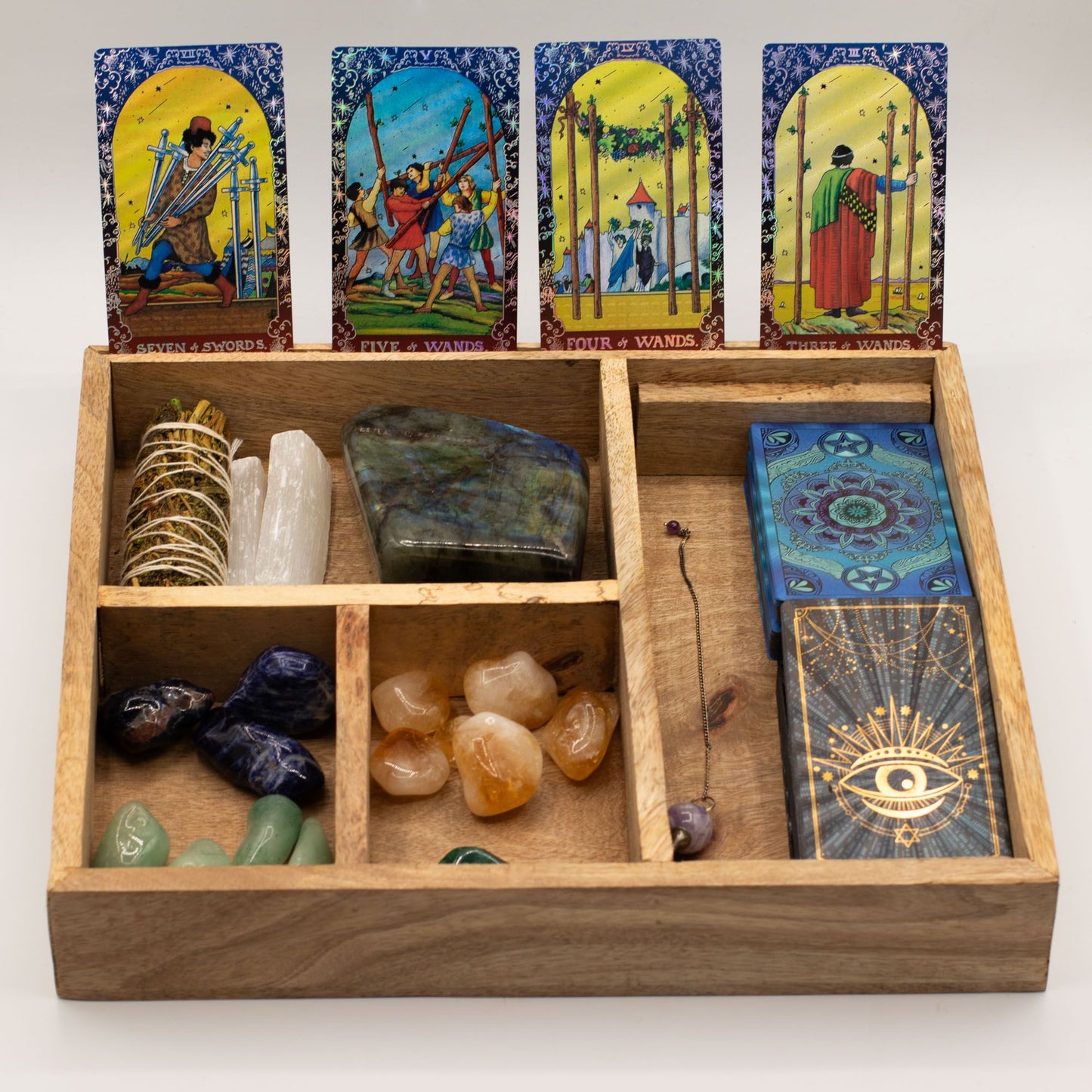 Holzbox mit Tarotkarten, Kristallen und Räucherwerk.