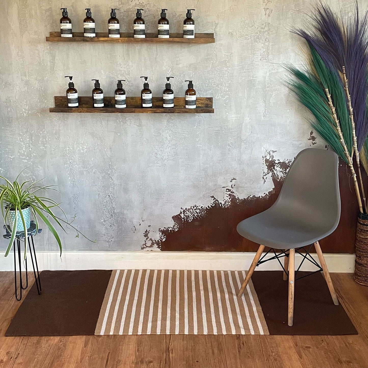 Indischer Baumwollteppich in Dunkelbraun und Beige mit Streifenmuster.