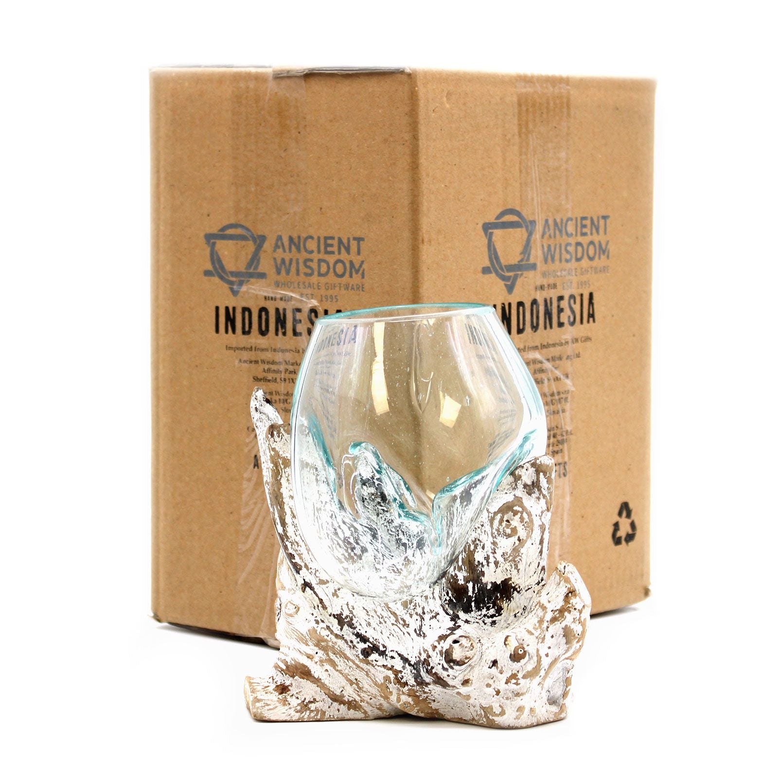 Mittelgroße mundgeblasene Glasschale auf Wurzelholz mit weißem Finish.