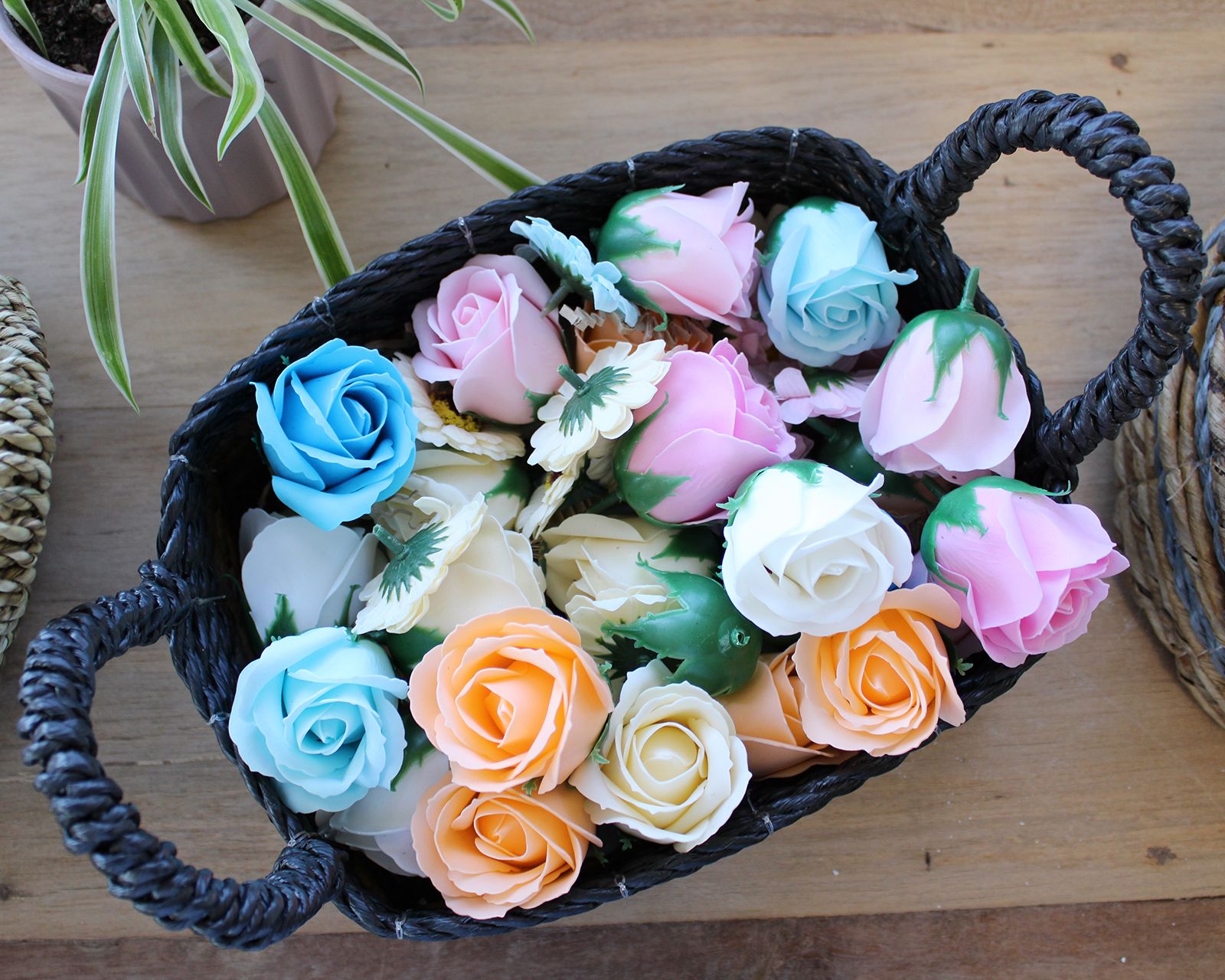 Korb mit bunten Seifenrosen in Blau, Rosa, Orange und Weiß.