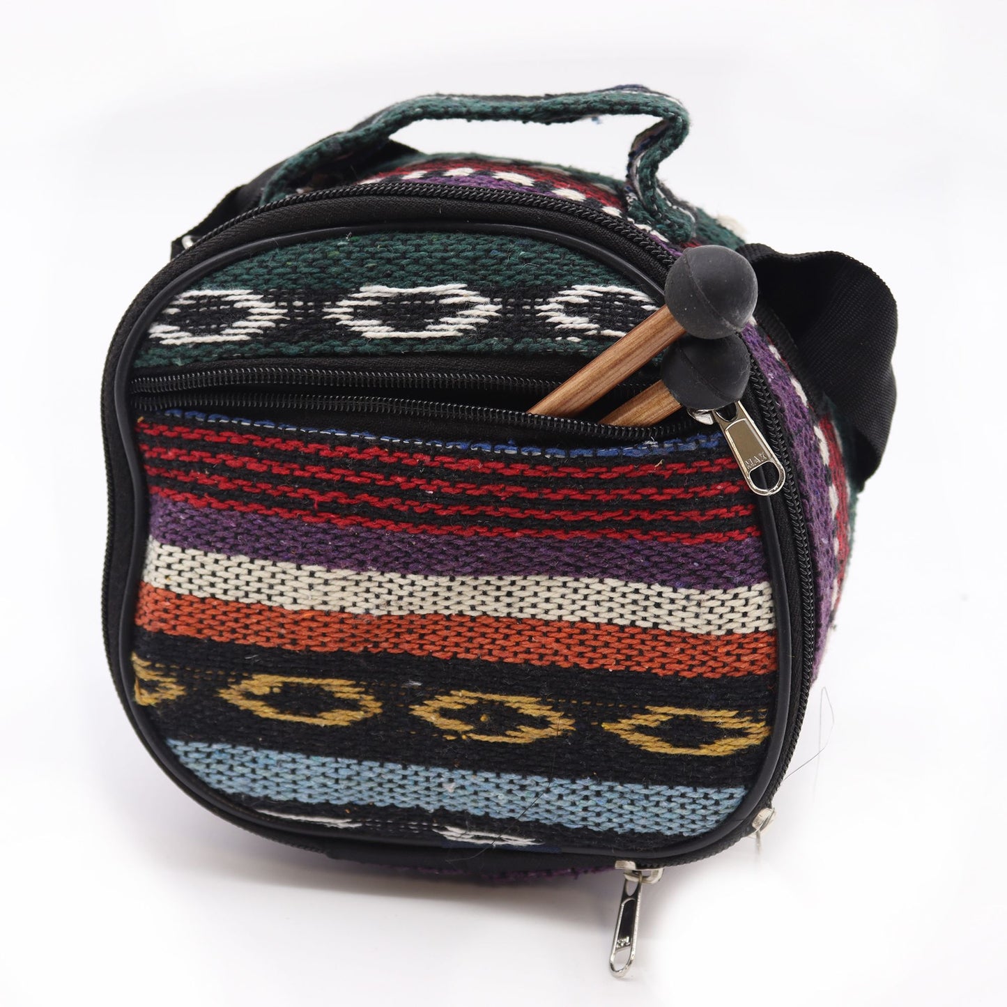 Eine bunte Tasche mit einem Reißverschlussfach, aus dem zwei Trommelschlägel herausragen.
