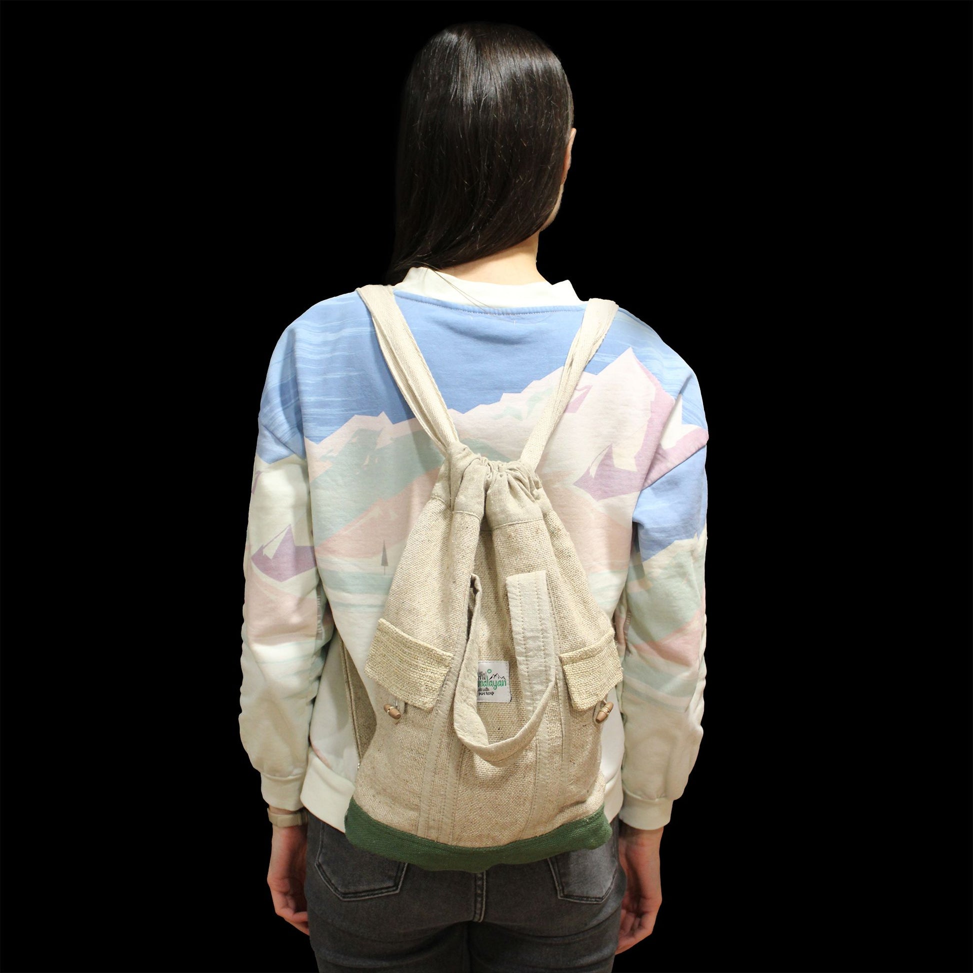 Hanf- und Baumwollrucksack mit Bergmuster-Pullover und Jeans