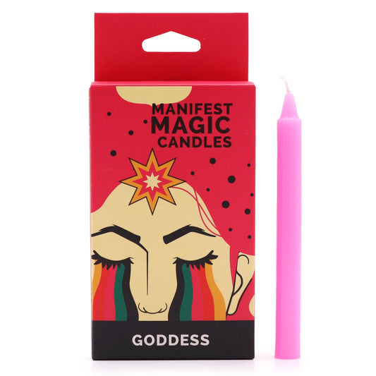 Eine pinke Ritualkerze neben einer roten Schachtel mit der Aufschrift "Manifest Magic Candles Goddess".
