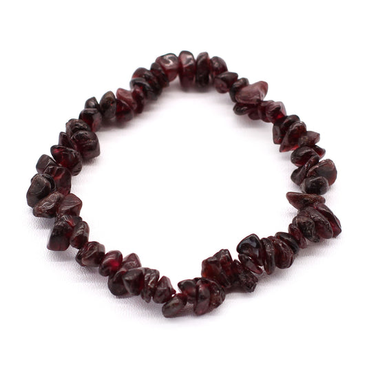 Armband aus Granat-Splittersteinen auf einer Dehnkordel.