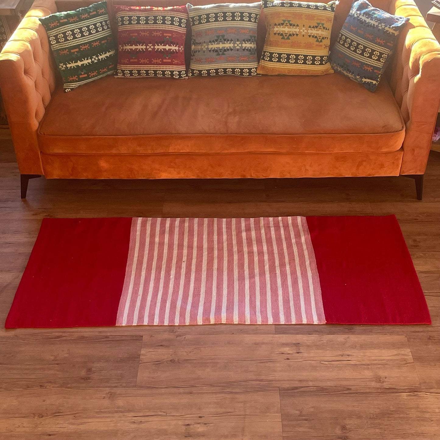 Indischer Baumwollteppich in Rot/Rosa mit Streifenmuster.