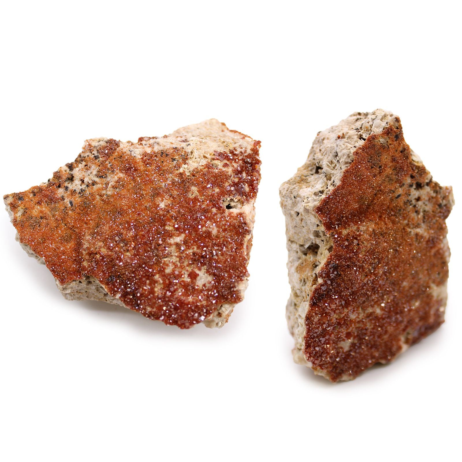 Zwei Vanadinit-Kristallproben mit leuchtend orange-roten Kristallen auf hellem Gestein.