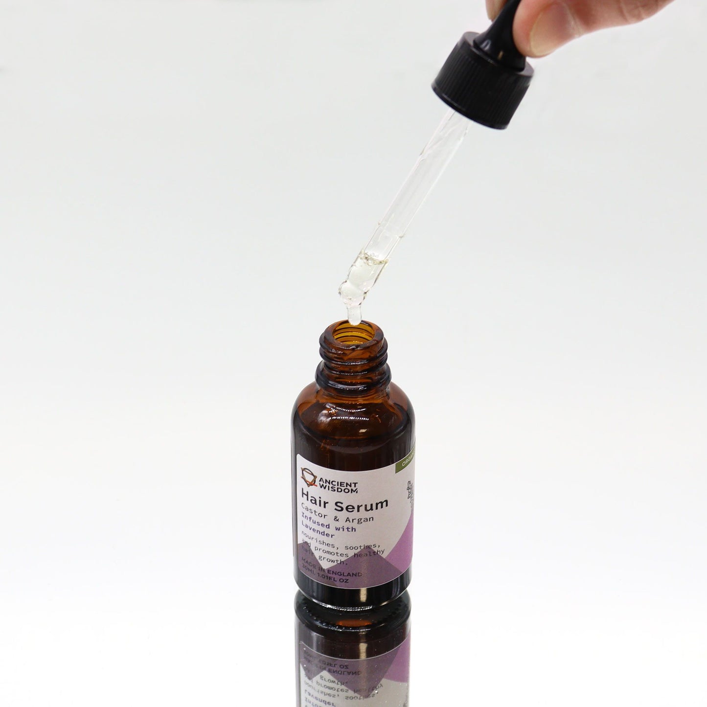 Bio-Lavendel Haarserum mit Pipette in einer braunen Glasflasche.