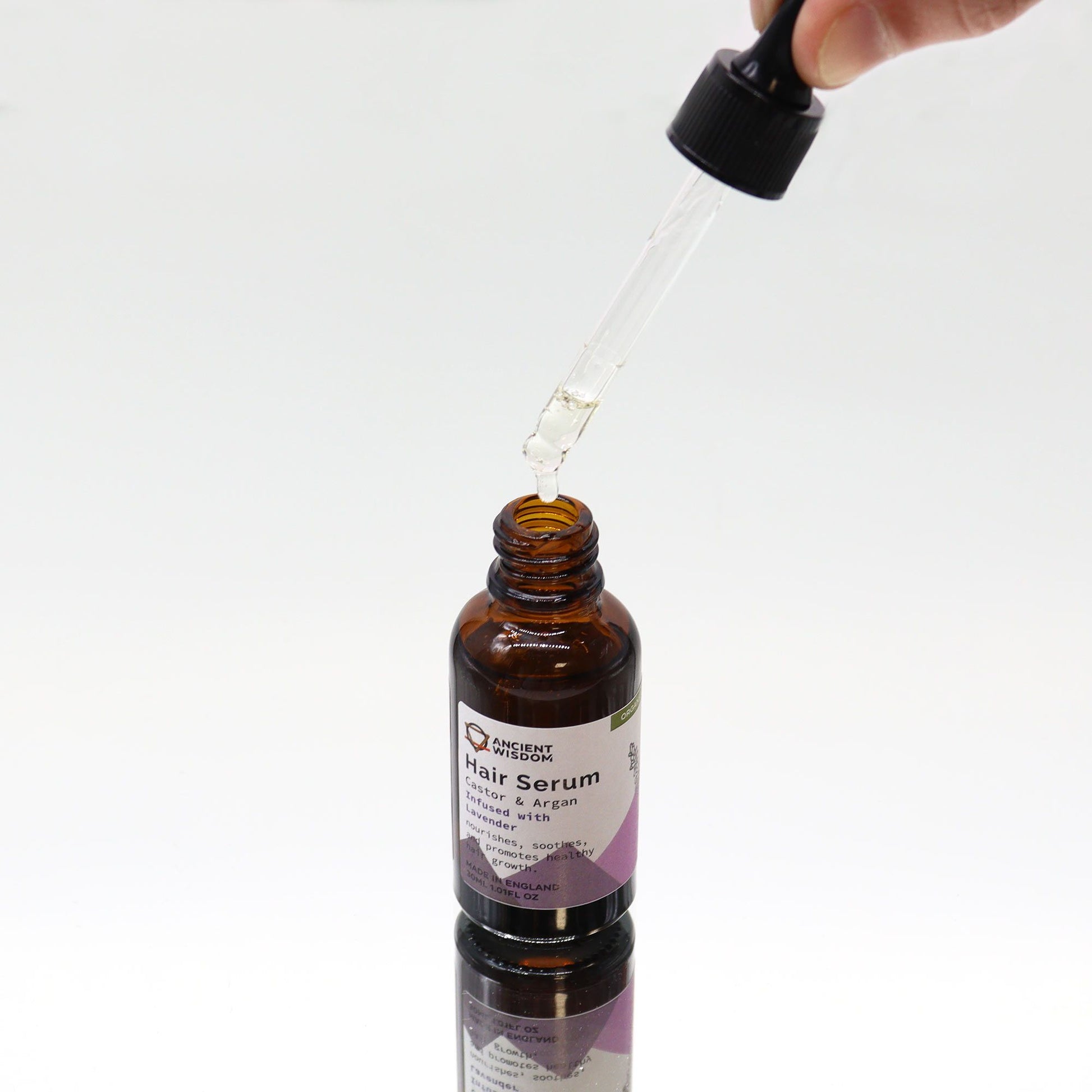 Bio-Lavendel Haarserum mit Pipette in einer braunen Glasflasche.