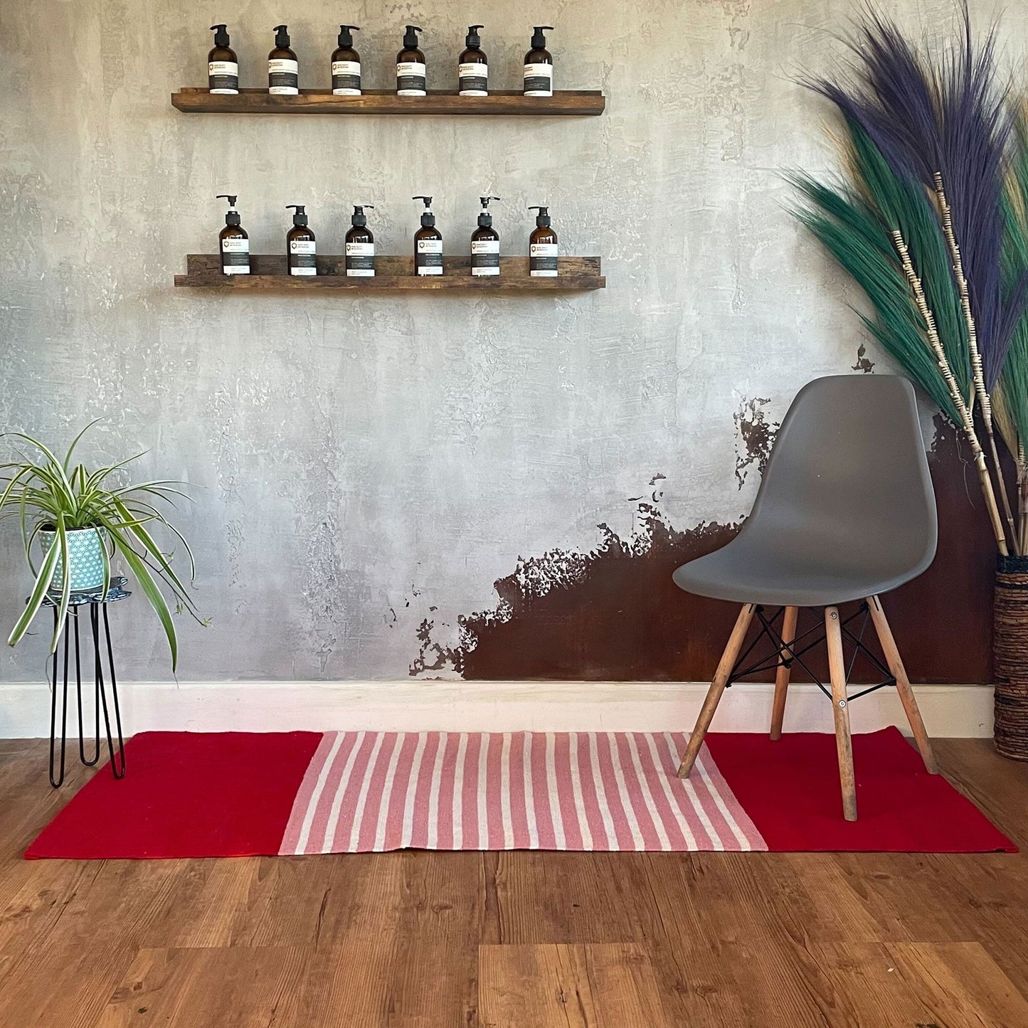 Indischer Baumwollteppich in Rot und Rosa mit Streifenmuster.
